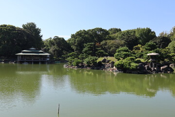 Obraz premium Ryotei House and Dai-Sensui Pond in Kiyosumi Garden, Tokyo, Japan
