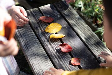 落ち葉で遊ぶ子供