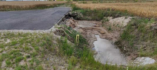 Drogą rozmyta przez wodę.