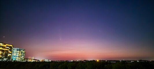 Fototapeta premium Night October Skies in Orange Beach, Alabama, Moon, Stars, Comet Tsuchinshan-ATLAS