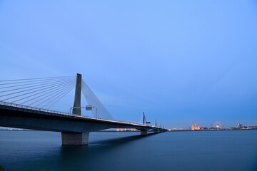 スーパームーンに照らされた橋