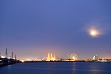 スーパームーンに照らされた橋