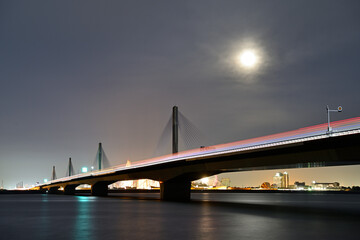 スーパームーンに照らされた橋