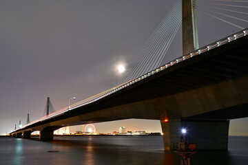 スーパームーンに照らされた橋