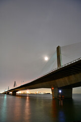 スーパームーンに照らされた橋