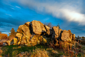 Menschenleerer Brunhildisfelsen auf dem Großen Feldberg im Taunus im warmen Abendlicht der Sonne