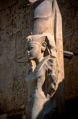 Historisches Farbfoto einer Statue von Ramses dem 3. im Tempel von Karnak, &Auml;gypten