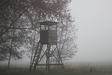 Einsamer Hochsitz an einem Waldrand nahe der Ostsee
