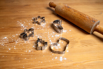 stół, foremki do pierników, mąka, wałek do ciasta, table, gingerbread tins, flour, rolling pin