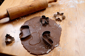 stół, foremki do pierników, mąka, wałek do ciasta, table, gingerbread tins, flour, rolling pin