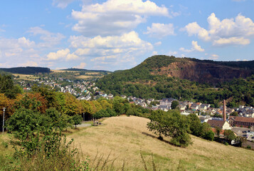 Fototapeta premium Die Kleinstadt Kirn am Fluss Nahe mit ihrer Brauerei im Landkreis Bad Kreuznach im deutschen Bundesland Rheinland-Pfalz. Aussicht vom Premium-Wanderweg Vitaltour 3-Burgen-Weg.