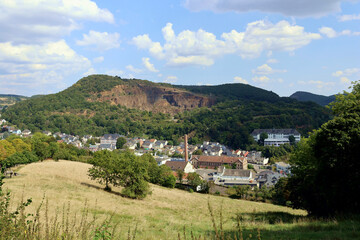 Naklejka premium Die Kleinstadt Kirn am Fluss Nahe im Landkreis Bad Kreuznach im deutschen Bundesland Rheinland-Pfalz. Aussicht vom Premium-Wanderweg Vitaltour 3-Burgen-Weg.
