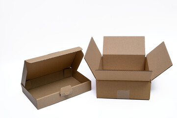 Tekturowe pudełka izolowane na białym tle. 