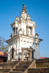 Obraz premium Old white hindu pagoda, Pashupatinath temple, Pashupatinath, Kathmandu, Nepal, Asia
