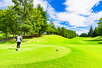 ゴルフ を プレー する 日本人 女性 ゴルファー 【 夏 秋 golf の イメージ 】