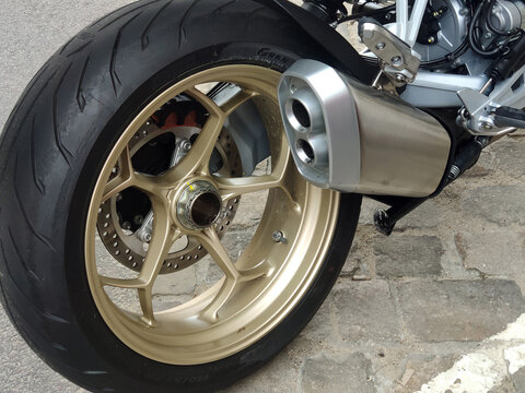 roue arri&egrave;re moto guzzi