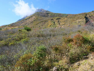 沼ノ平付近から磐梯山を見上げる