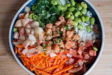 Poke de salmón con edamame