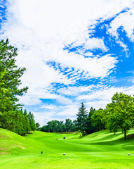 夏 から 秋 の 青空 と ゴルフ場 【 アウトドア レジャー の イメージ 】