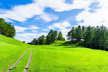 夏 から 秋 の 青空 と ゴルフ場 【 アウトドア レジャー の イメージ 】