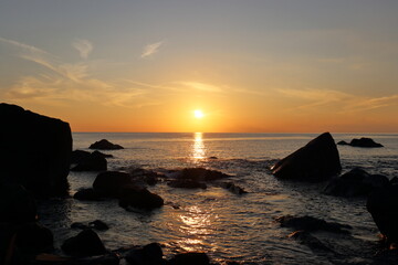 羽根岬　海岸から夕日を眺める　秋　（高知県　室戸市）