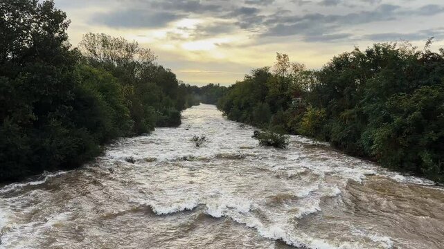 Fiume in piena all'alba dopo le piogge torrenziali
