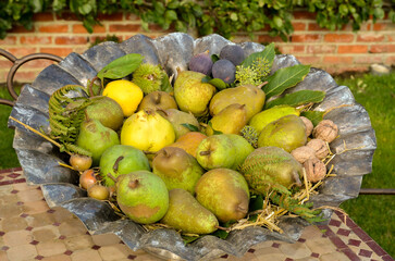 corbeille de fruits, poire, figue, noix, néfle, chataigne