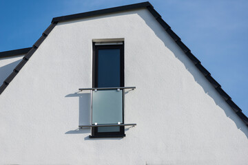 Hausfassade und blauer Himmel
