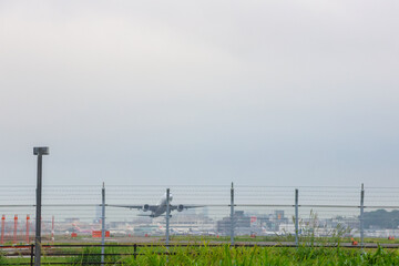 Fototapeta premium 翼が広がる瞬間、福岡空港の景色