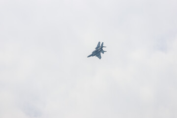 機体の影が刻む大地の一瞬