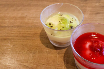 小さな器に包まれた濃厚チーズケーキ