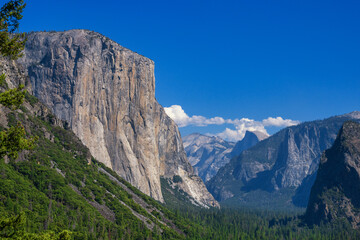 Yosemite National Park, California: Lookout from Tunnel View on clear and sunny day