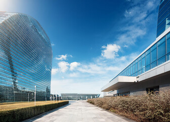 Obraz premium 青空と会社の建物