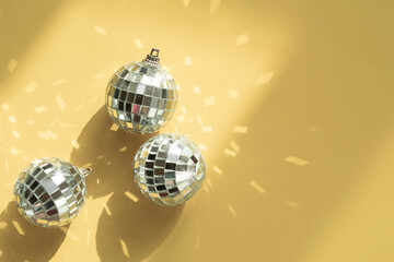 노란색 배경에 크리스마스 장식과 카피공간