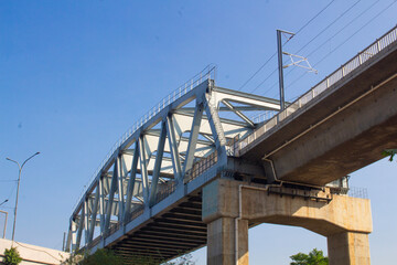 Obraz premium Whoosh High-Speed Rail Bridge in Indonesia – A Sunny Day Marvel