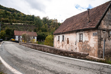 a small house on the side of a road.  Aribe , Navarra