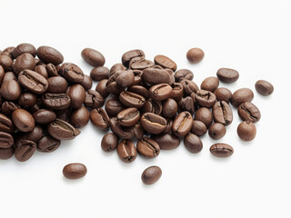 Naklejka premium Studio photo of coffee beans in a pile on a white background