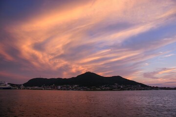 夕焼けに染まる函館山