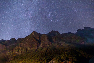 秋の涸沢カールから穂高連峰星空