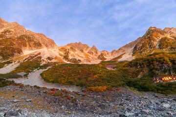 秋の涸沢カールから穂高連峰モルゲンロート