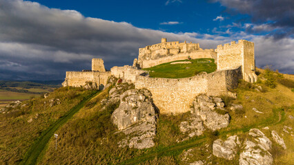 Obraz premium Aerial Drone Photography of Spis Castle: Slovakia's Majestic Medieval Stronghold