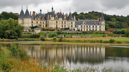 Obraz premium Serene Castle Reflected in Calm Water
