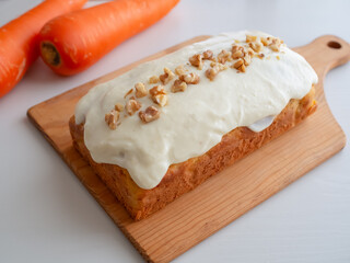 カッティングボードの上の手作りキャロットケーキ

