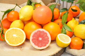 Oranges, pamplemousses, citrons et clémentines ambiance nature bois et toile de jute