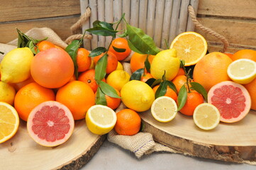 Oranges, pamplemousses, citrons et clémentines ambiance nature bois et toile de jute