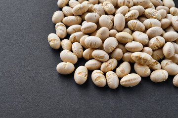 日本の節分：節分豆 （節分の豆）黒背景　コピースペースあり　Japanese Setsubun: Setsubun beans  (Setsubun beans)  on a with copy space