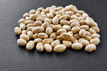 日本の節分：節分豆 （節分の豆）黒背景　コピースペースあり　Japanese Setsubun: Setsubun beans  (Setsubun beans)  on a with copy space