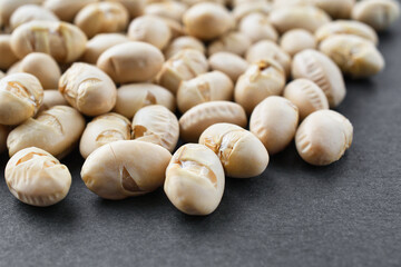 日本の節分：節分豆 （節分の豆）黒背景　コピースペースあり　Japanese Setsubun: Setsubun beans  (Setsubun beans)  on a with copy space