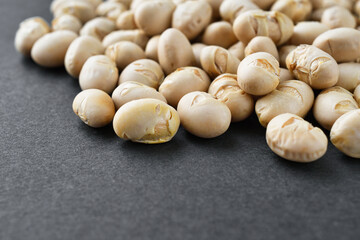 日本の節分：節分豆 （節分の豆）黒背景　コピースペースあり　Japanese Setsubun: Setsubun beans  (Setsubun beans)  on a with copy space