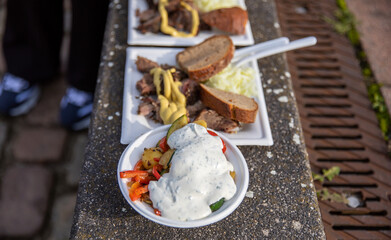 Mutz Braten und Gemüsepfanne mit Brot und Senf auf einem Festival